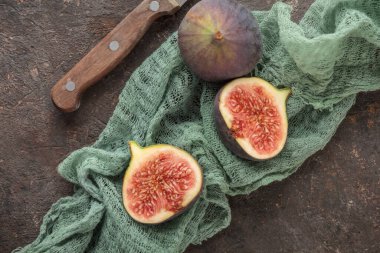 Koyu arkaplanda olgun incirler