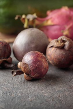 Koyu arkaplanda tropik meyveler