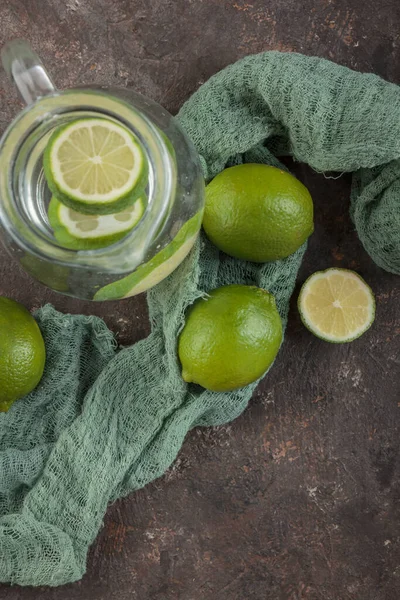Taze yeşil limon ve limonata.