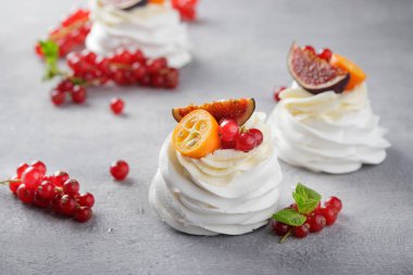 Pavlova tatlı çilek ile