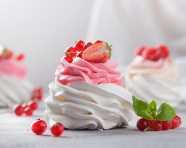 Pavlova tatlı çilek ile