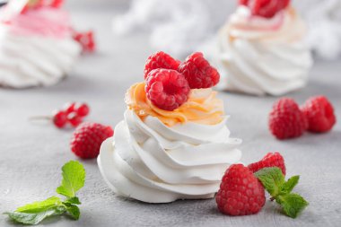 Pavlova tatlı çilek ile