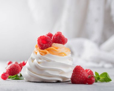 Pavlova tatlı çilek ile