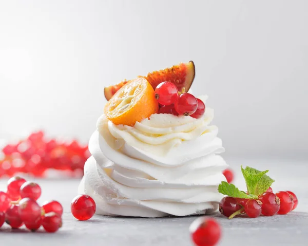Pavlova tatlı çilek ile