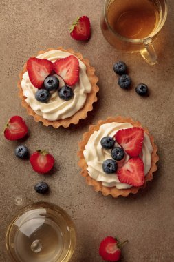 Krem peynirli ve dutlu mini tart.