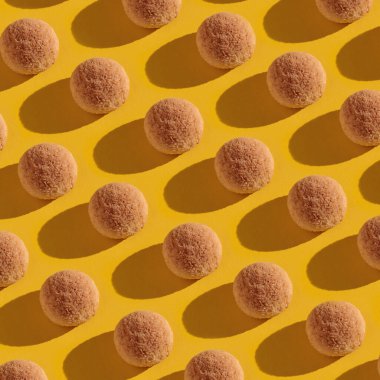 Sarı renkli tatlı şekerler.