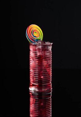 kokteyl cam siyah zemin