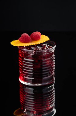 kokteyl cam siyah zemin