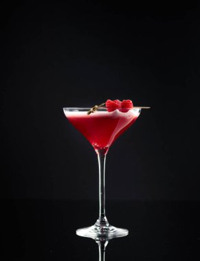 kokteyl cam siyah zemin