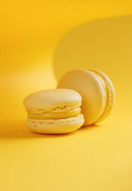 Sarı arka planda limonlu kurabiye.