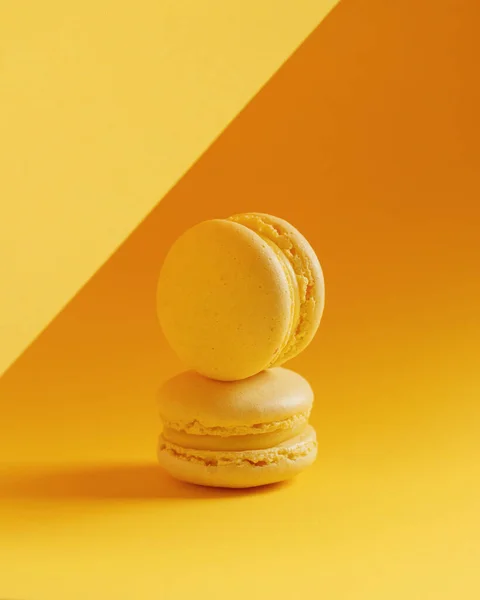 Sarı arka planda limonlu kurabiye.