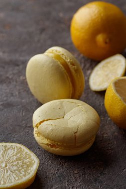 Koyu arkaplanda limonlu kurabiye.