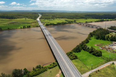 Port Macquarie, NSW, Avustralya yakınlarındaki Hastings Nehri üzerindeki Pasifik Otoyol Köprüsü 'nün havadan görüntüsü..