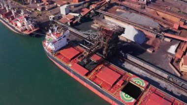 Port Kembla, NSW, Avustralya 'daki bir yük gemisine yüklenen kömürün hava görüntüsü.
