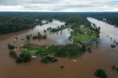 Sackville, NSW, Avustralya - 9 Mart 2022. Hawkesbury Nehri 'nin taşra Sydney' deki yollar ve tarım arazileri üzerindeki hava manzarası.