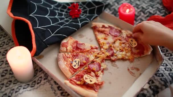 Pizza Halloween Con Calabazas Papel Fiesta Vacaciones Con Velas Trajes — Vídeo de stock