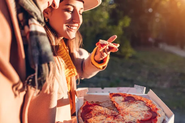 Любящая Пара Ест Пиццу Пепперони Осеннем Парке Женщина Мужчина Наслаждаются — стоковое фото