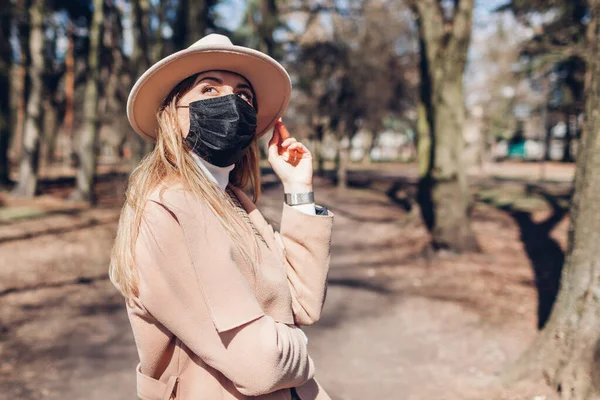 Κομψή Νεαρή Γυναίκα Φοράει Επαναχρησιμοποιήσιμη Μάσκα Εξωτερικούς Χώρους Κατά Διάρκεια — Φωτογραφία Αρχείου