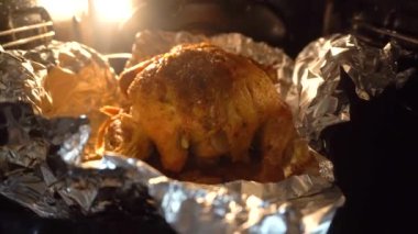 Kızarmış tavuk, fırında hindi. Folyoda yemek pişirmek. Şükran Günü yemeği. Taze et.
