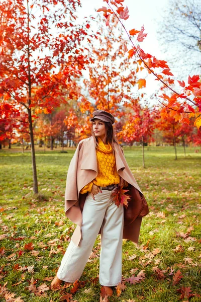 Ganzkörperporträt Einer Schönen Frau Stylischer Warmer Kleidung Herbstpark Zwischen Roten — Stockfoto