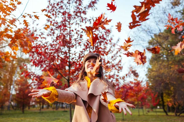 Aktywność Jesienna Kobieta Rzucająca Liśćmi Jesiennym Parku Młoda Kobieta Zabawy — Zdjęcie stockowe