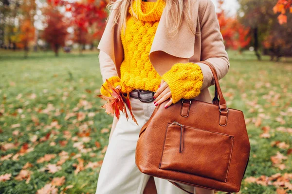 Zbliżenie Stylowej Kobiety Trzymającej Torebkę Żółtym Swetrze Jesiennym Parku Wśród — Zdjęcie stockowe
