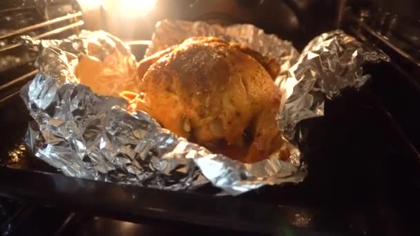 鶏のロースト オーブンで七面鳥 ホイルで調理する 感謝祭の休日の食べ物 新鮮な肉 — ストック動画