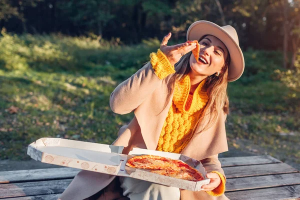 Модная Молодая Женщина Ест Пиццу Осеннем Парке Наслаждаясь Кусочком Пепперони — стоковое фото