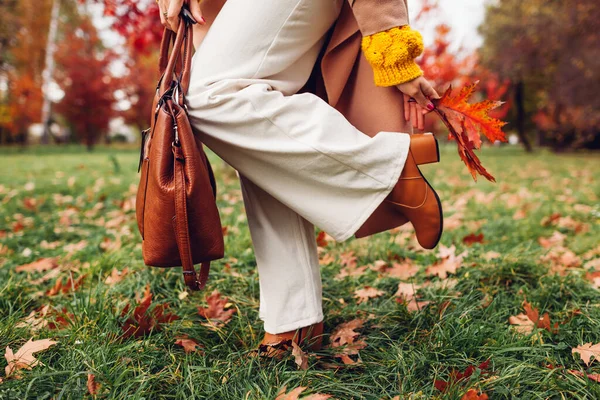 Модная Женщина Стильной Одежде Обуви Ходит Осеннему Парку Поднимая Ногу — стоковое фото