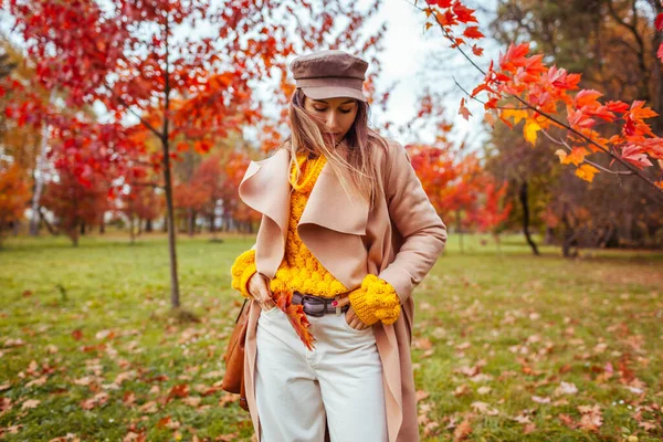 Стильная Женщина Носит Жёлтый Свитер Пальто Сумочкой Красные Листья Прогулке — стоковое фото