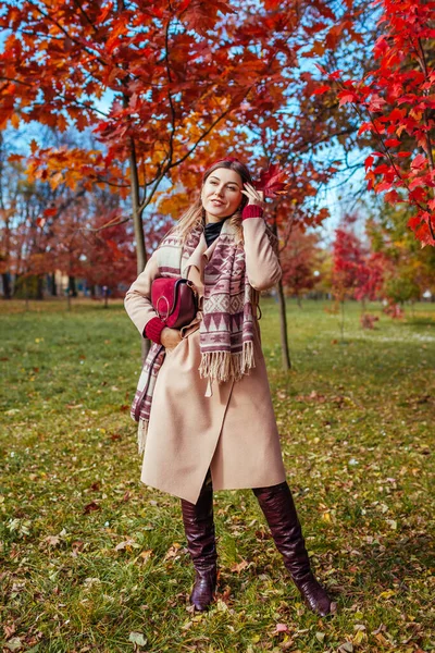 Retrato Corpo Inteiro Mulher Bonita Vestindo Roupas Quentes Elegantes Botas — Fotografia de Stock