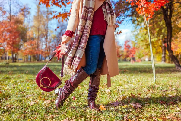 Модная Женщина Стильной Одежде Обуви Аксессуарах Гуляющая Осеннему Парку Осенний — стоковое фото