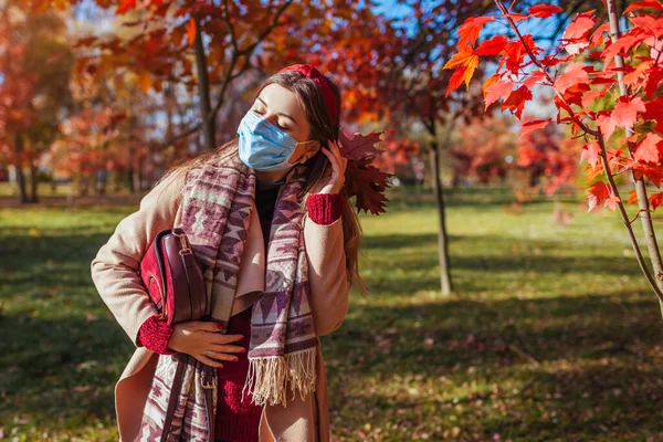 Модная Женщина Носит Защитную Маску Открытом Воздухе Время Пандемии Коронавируса — стоковое фото