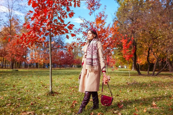 Portret Pięknej Kobiety Ubranej Stylowe Ciepłe Ubrania Buty Akcesoria Jesiennym — Zdjęcie stockowe
