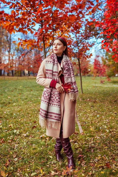 Portret Pięknej Kobiety Ubranej Stylowe Ciepłe Ubrania Buty Akcesoria Jesiennym — Zdjęcie stockowe
