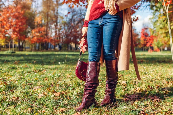 Módní Žena Stylovém Oblečení Boty Doplňky Procházky Podzimním Parku Podzimní — Stock fotografie