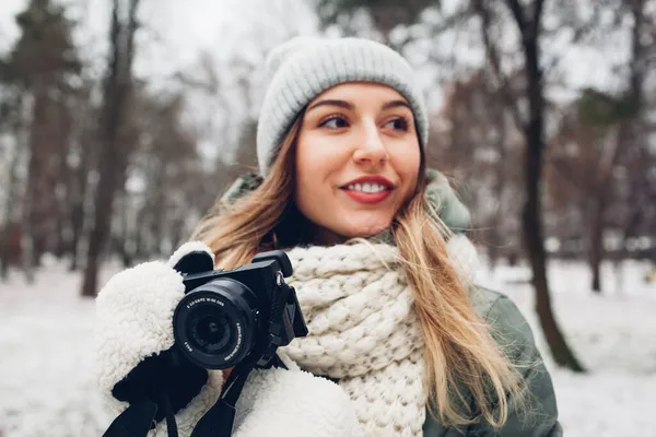 Жінка Фотограф Фотографує Засніжений Зимовий Парк Використовуючи Камеру Теплому Одязі — стокове фото