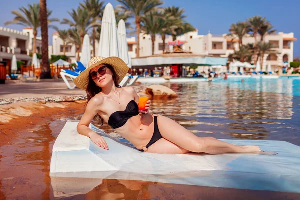 Woman Bikini Relaxing Hotel Swimming Pool Lying Chaise Longue Cocktail — Stock Photo, Image