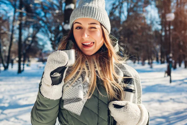Šťastná Žena Dává Horký Čaj Termosky Zimním Parku Nápoje Zahřátí — Stock fotografie