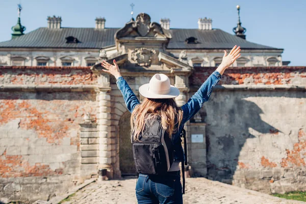 Mulher Turística Goza Vista Castelo Pidhirtsi Levantando Armas Viaje Para — Fotografia de Stock