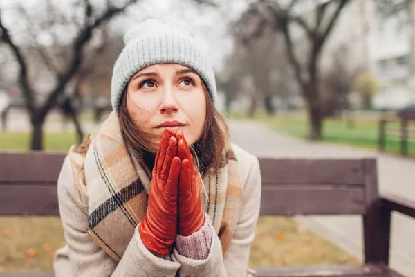 Расстроенная Молодая Женщина Сидящая Скамейке Осеннем Парке Плачущая Молящаяся Психическое — стоковое фото