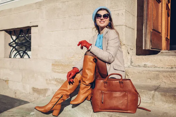 Retrato Mujer Con Botas Estilo Naranja Boina Abrigo Sentado Las — Foto de Stock