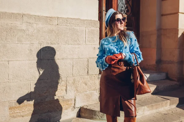 Portrait Woman Wearing Blue Jumper Beret Leather Skirt Holding Purse — Stock Photo, Image