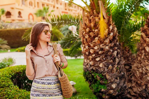 Retrato Una Mujer Joven Elegante Caminando Bajo Palmeras Tropicales Territorio — Foto de Stock