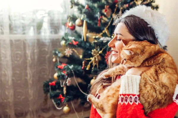 Boże Narodzenie Kotem Kobieta Bawiąca Się Przytulająca Zwierzaka Kapeluszu Mikołaja — Zdjęcie stockowe