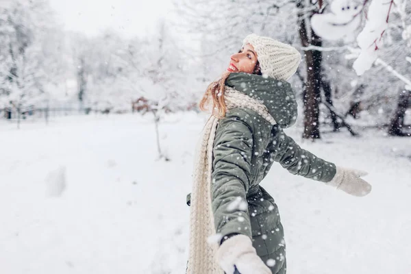 快乐的年轻女子穿着温暖的针织衣服在雪地的冬季公园里玩雪 在户外玩得很开心 季节性活动 — 图库照片