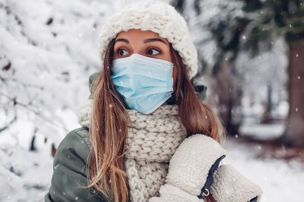 Молодая Женщина Медицинской Защитной Маске Снежном Зимнем Парке Открытом Воздухе — стоковое фото