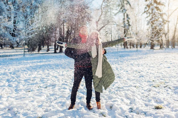 快乐的年轻夫妇在冬天的公园里玩雪 男人和女人在户外玩得开心 — 图库照片