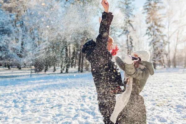 Feliz Joven Pareja Amorosa Jugando Con Nieve Parque Invierno Hombre — Foto de Stock