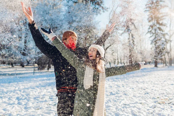 Feliz Jovem Casal Amoroso Brincando Com Neve Parque Inverno Homem — Fotografia de Stock
